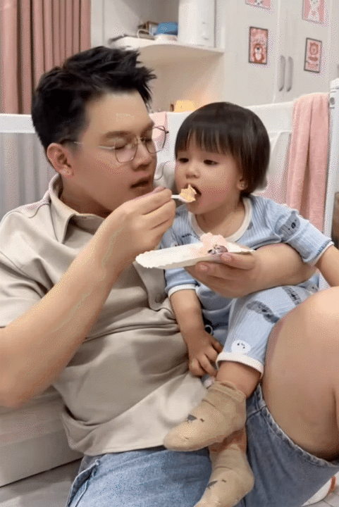 B&eacute; Cốm - con g&aacute;i TikToker Long Chun g&acirc;y sốt v&igrave; vẻ ngo&agrave;i xinh xắn, nết ăn cưng đến mức mẹ n&agrave;o cũng muốn xin v&iacute;a!- Ảnh 8.