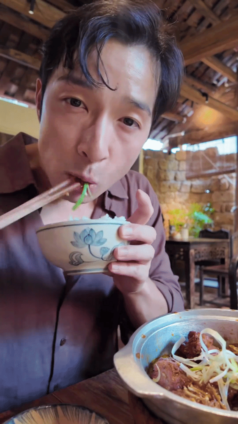 Du kh&aacute;ch Nhật Naoki kh&aacute;m ph&aacute; ẩm thực Việt Nam qua những b&aacute;t cơm gia đ&igrave;nh giản dị - Ảnh 3.