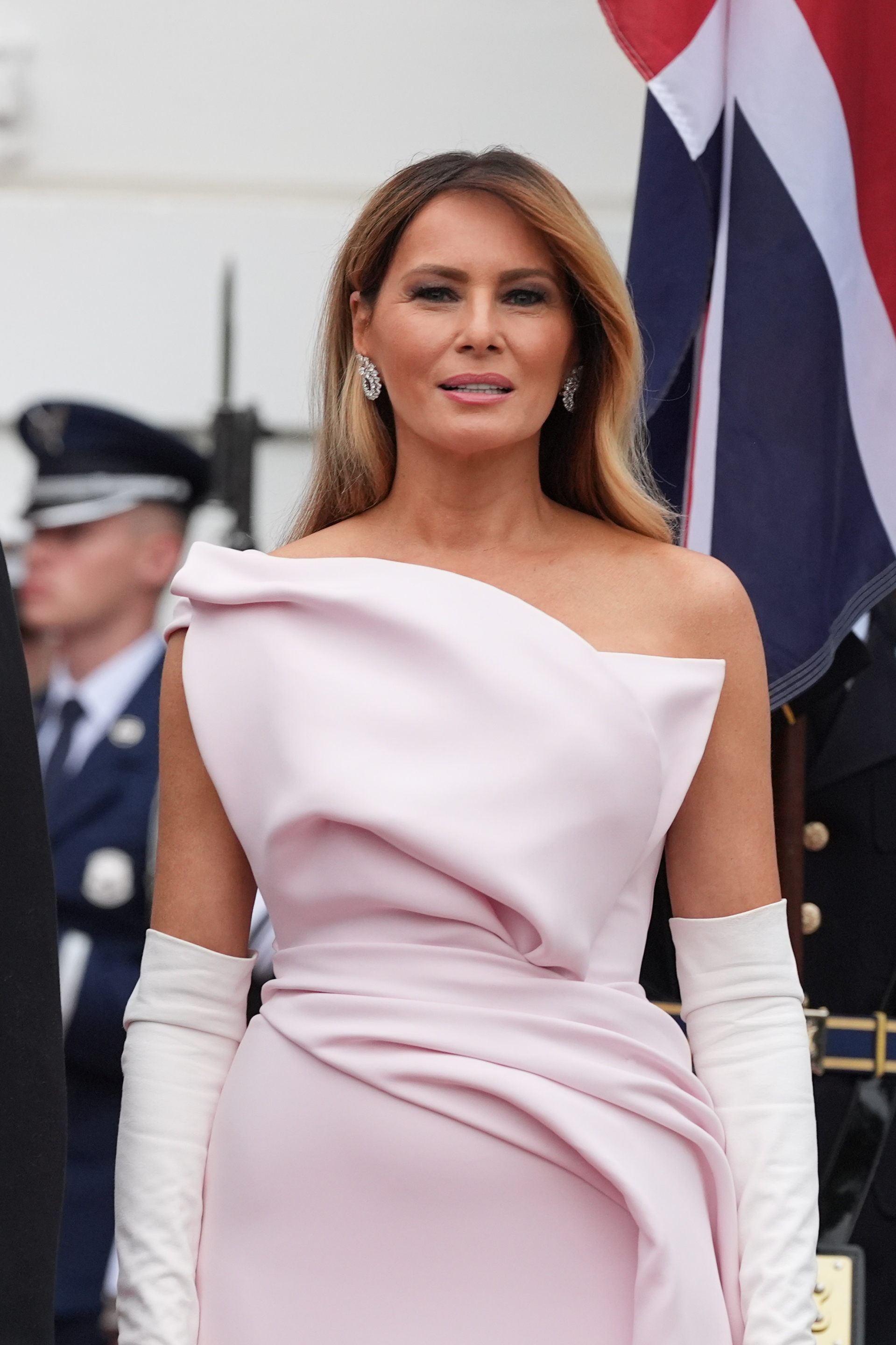 Melania Trump lộng lẫy trong đầm Dior Haute Couture tại quốc yến 2026 với Vua Charles - Ảnh 2.