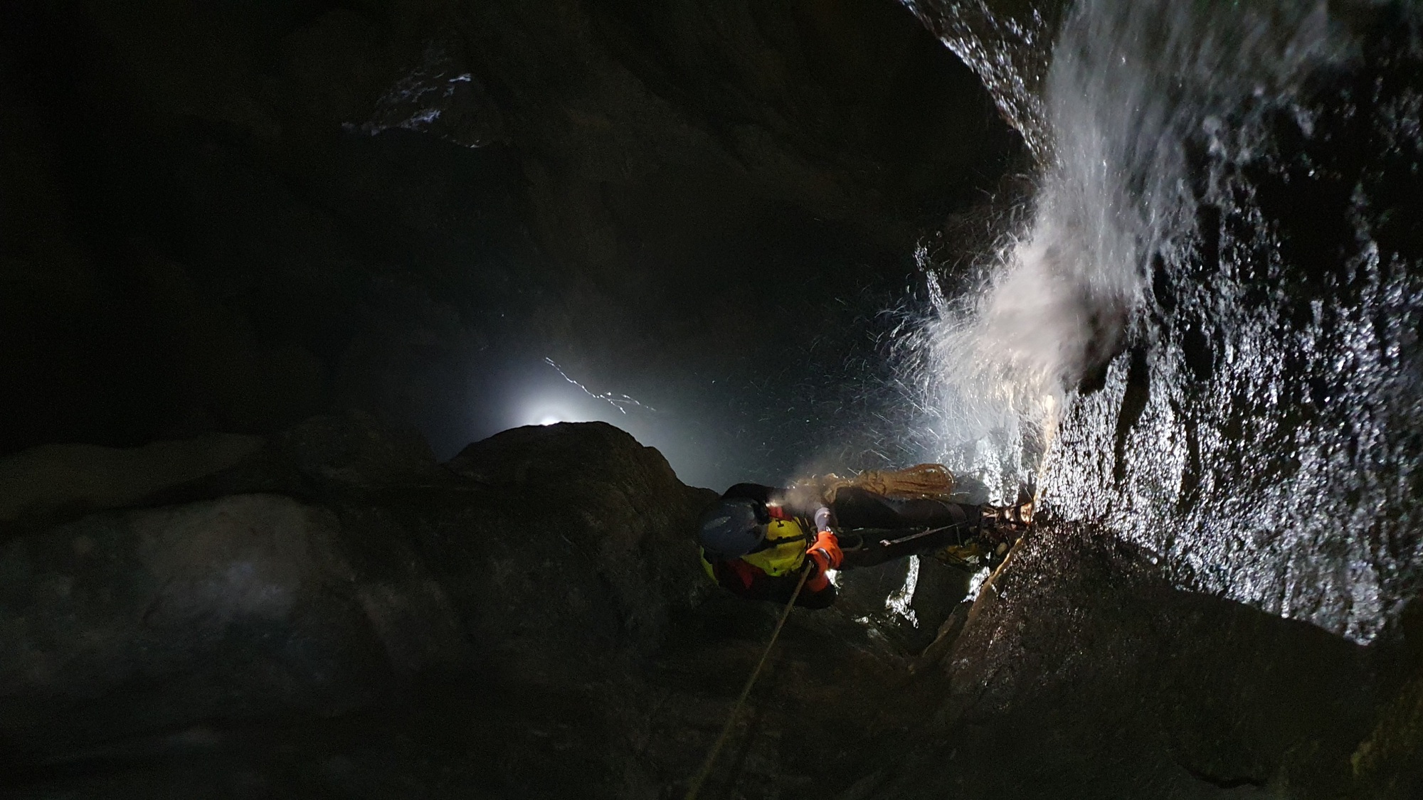Chuy&ecirc;n gia h&eacute; lộ b&iacute; ẩn dưới hố sụt s&acirc;u 350m ở Phong Nha - Kẻ B&agrave;ng - Ảnh 3.