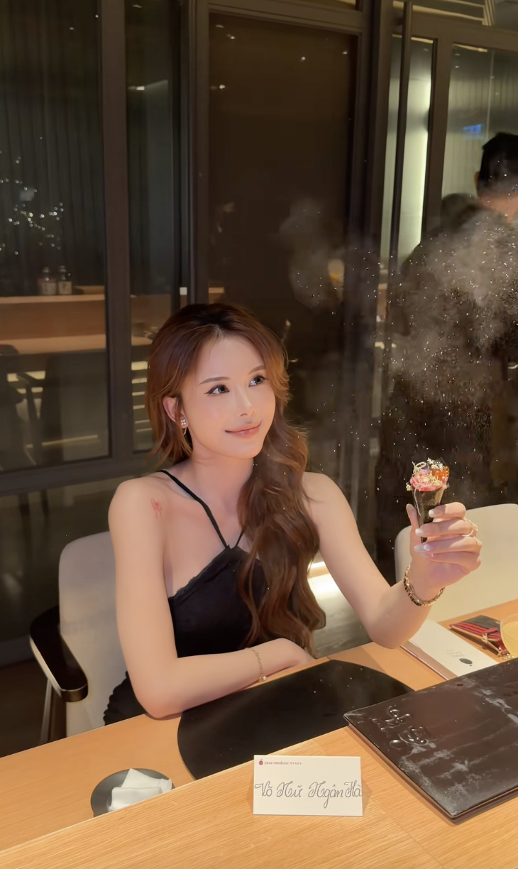 Động th&aacute;i lạ của bạn trai H&agrave; M&ocirc;i giữa nghi vấn t&igrave;nh cảm năm 2026 - Ảnh 9.