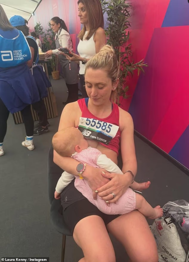 Khoảnh khắc x&uacute;c động của mẹ cho con b&uacute; sau marathon 42km của Laura Kenny - Ảnh 1.