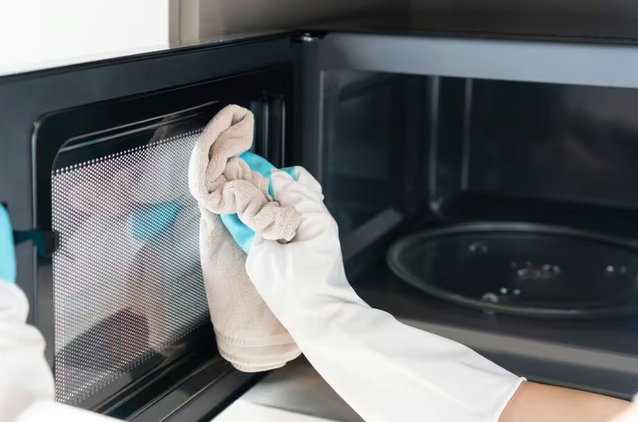 L&ograve; vi s&oacute;ng sạch bong như mới khi được vệ sinh bằng thứ n&agrave;y - kh&ocirc;ng phải baking soda- Ảnh 1.