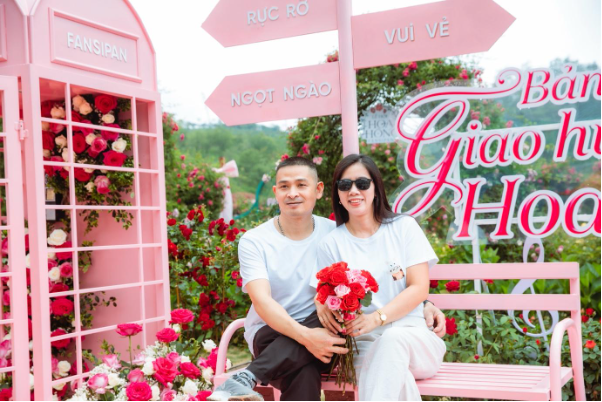 H&agrave;ng vạn du kh&aacute;ch đổ về Fansipan, n&ocirc; nức check in Lễ hội Hoa hồng 2026 - Ảnh 2.