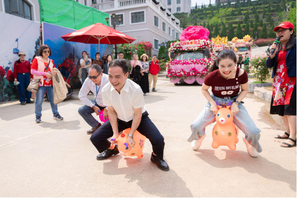 H&agrave;ng vạn du kh&aacute;ch đổ về Fansipan, n&ocirc; nức check in Lễ hội Hoa hồng 2026 - Ảnh 3.