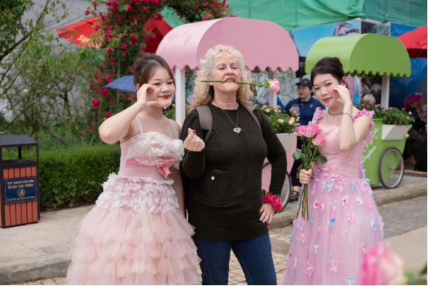 H&agrave;ng vạn du kh&aacute;ch đổ về Fansipan, n&ocirc; nức check in Lễ hội Hoa hồng 2026 - Ảnh 4.