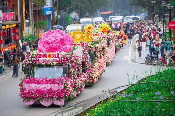 H&agrave;ng vạn du kh&aacute;ch đổ về Fansipan, n&ocirc; nức check in Lễ hội Hoa hồng 2026 - Ảnh 5.