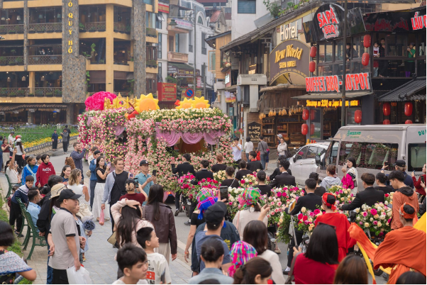 H&agrave;ng vạn du kh&aacute;ch đổ về Fansipan, n&ocirc; nức check in Lễ hội Hoa hồng 2026 - Ảnh 6.