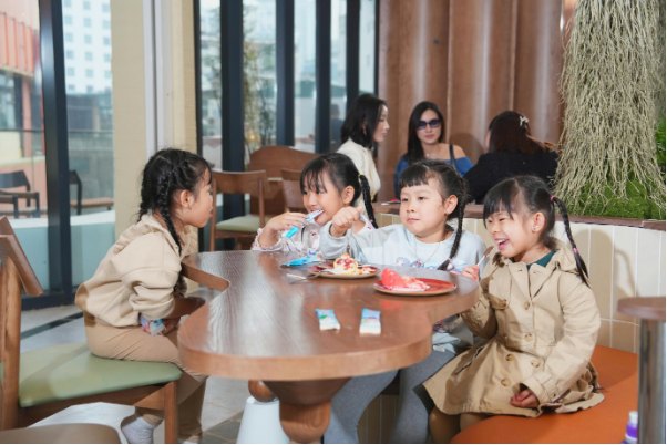 H&agrave; Nội t&igrave;m ra tọa độ v&agrave;ng cho con vận động: S&acirc;n chơi 1.500m&sup2; chuẩn Ch&acirc;u &Acirc;u, b&eacute; chơi m&ecirc; mải, mẹ thảnh thơi cafe - Ảnh 7.