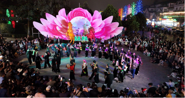 H&agrave;ng vạn du kh&aacute;ch đổ về Fansipan, n&ocirc; nức check in Lễ hội Hoa hồng 2026 - Ảnh 7.