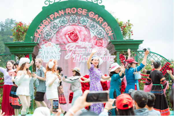 H&agrave;ng vạn du kh&aacute;ch đổ về Fansipan, n&ocirc; nức check in Lễ hội Hoa hồng 2026 - Ảnh 8.