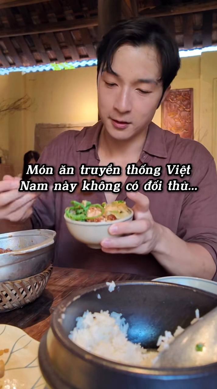 Du kh&aacute;ch Nhật Naoki kh&aacute;m ph&aacute; ẩm thực Việt Nam qua những b&aacute;t cơm gia đ&igrave;nh giản dị - Ảnh 1.