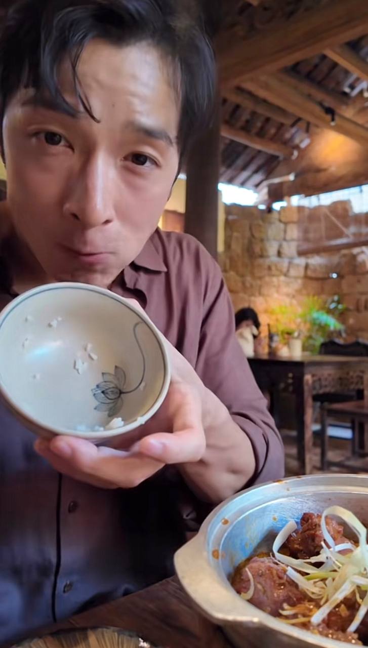 Du kh&aacute;ch Nhật Naoki kh&aacute;m ph&aacute; ẩm thực Việt Nam qua những b&aacute;t cơm gia đ&igrave;nh giản dị - Ảnh 2.