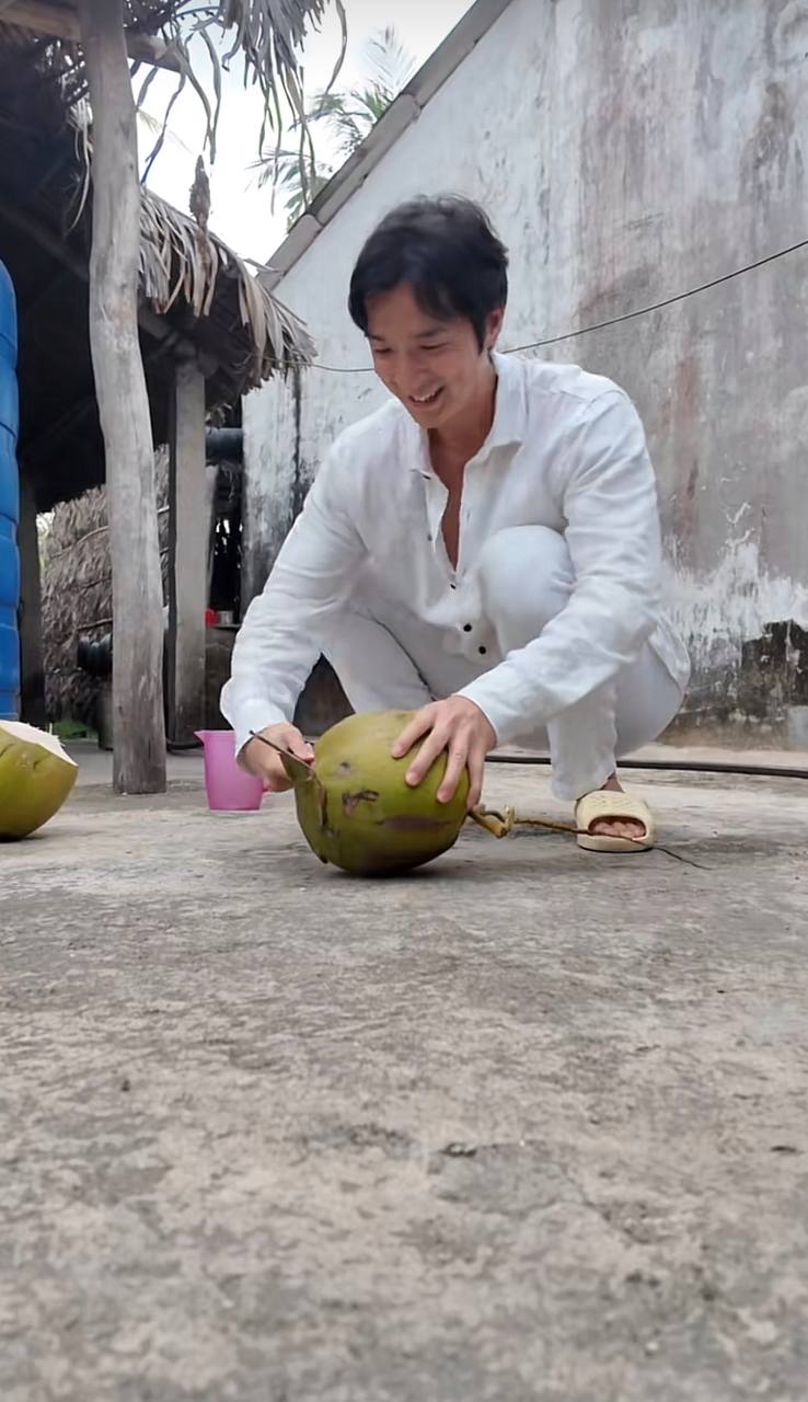 Du kh&aacute;ch Nhật Naoki kh&aacute;m ph&aacute; ẩm thực Việt Nam qua những b&aacute;t cơm gia đ&igrave;nh giản dị - Ảnh 6.