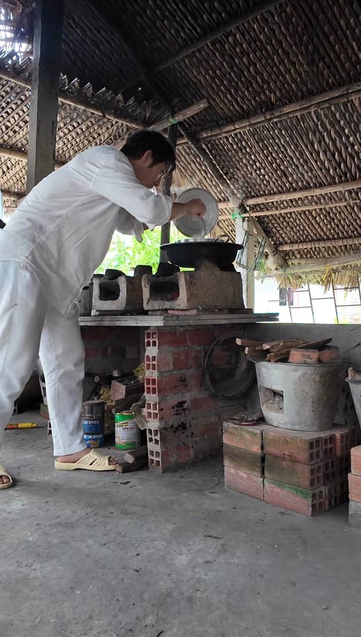 Du kh&aacute;ch Nhật Naoki kh&aacute;m ph&aacute; ẩm thực Việt Nam qua những b&aacute;t cơm gia đ&igrave;nh giản dị - Ảnh 5.