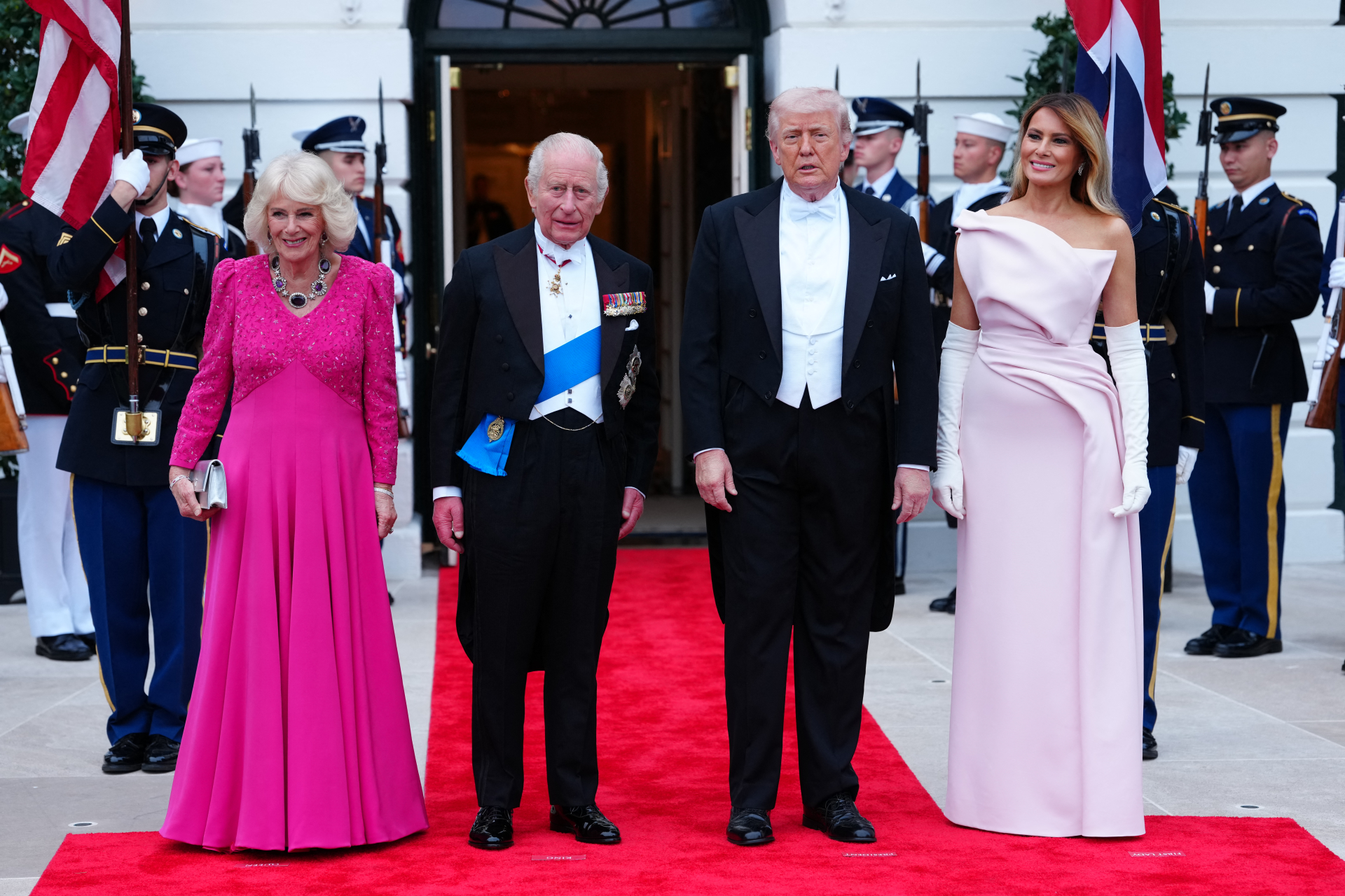 Melania Trump lộng lẫy trong đầm Dior Haute Couture tại quốc yến 2026 với Vua Charles - Ảnh 1.