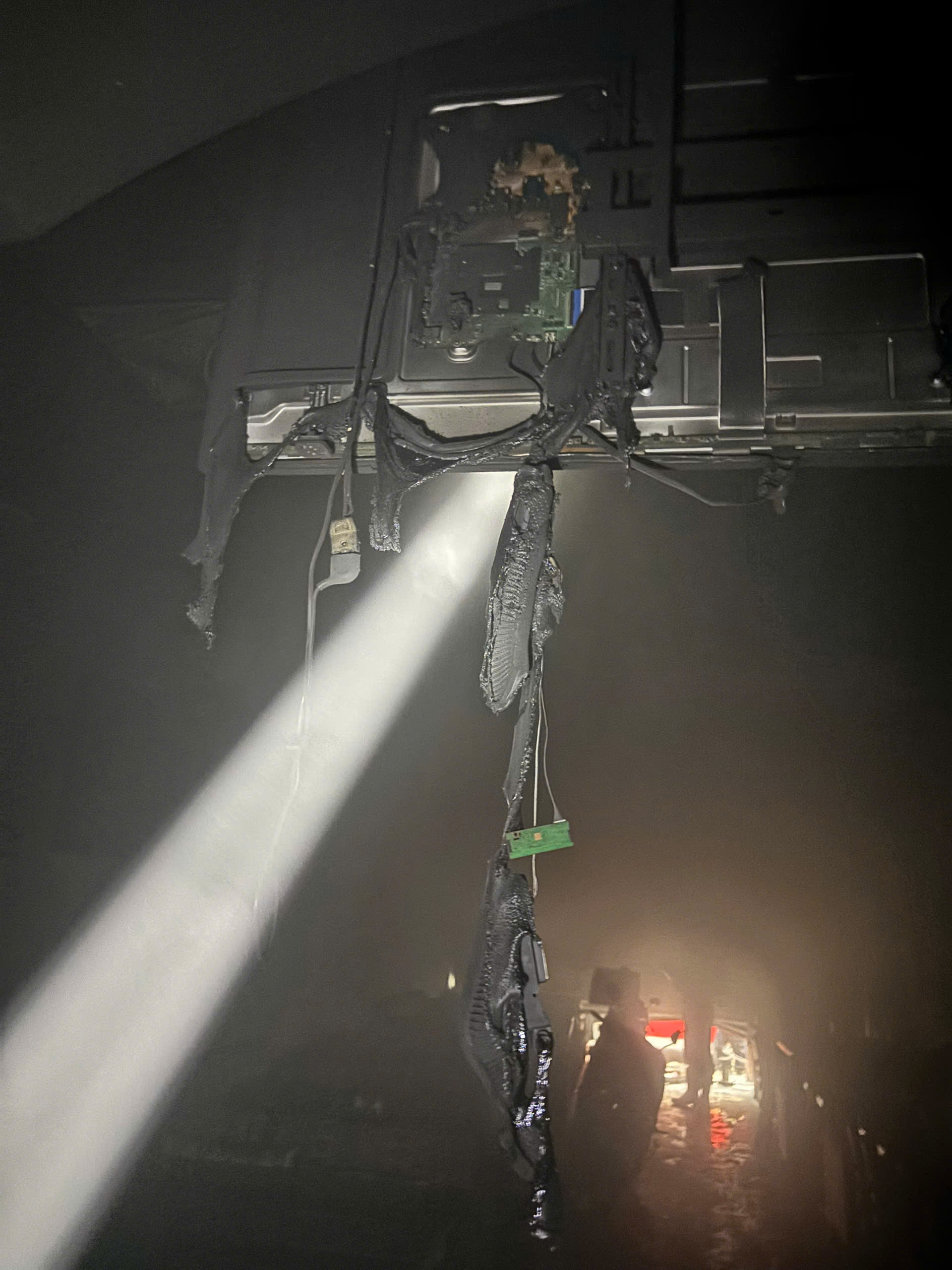 Ch&aacute;y nh&agrave; h&agrave;ng ở Nha Trang 2026 khiến 5 người nước ng&ograve;ai phải leo cửa sổ tho&aacute;t nạn - Ảnh 2.