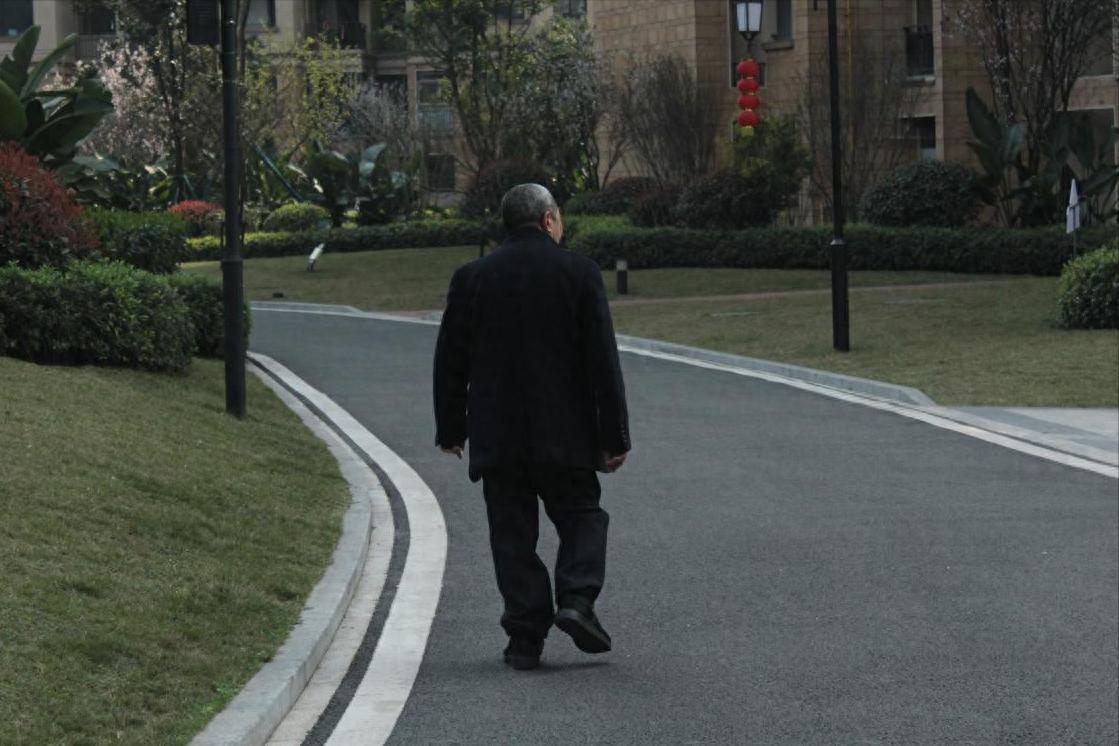 C&oacute; lương hưu nhưng sống c&ocirc; đơn: Nhiều người về gi&agrave; giữ tiền qu&aacute; chặt v&agrave; phải trả gi&aacute; bằng những năm th&aacute;ng lặng lẽ - Ảnh 1.