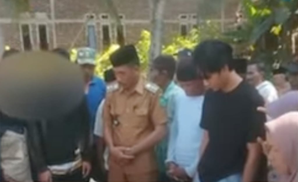 Chồng bắt quả tang vợ ngọai t&igrave;nh v&agrave; c&aacute;ch xử l&yacute; kh&ocirc;ng thể tin nổi tại Indonesia - Ảnh 1.