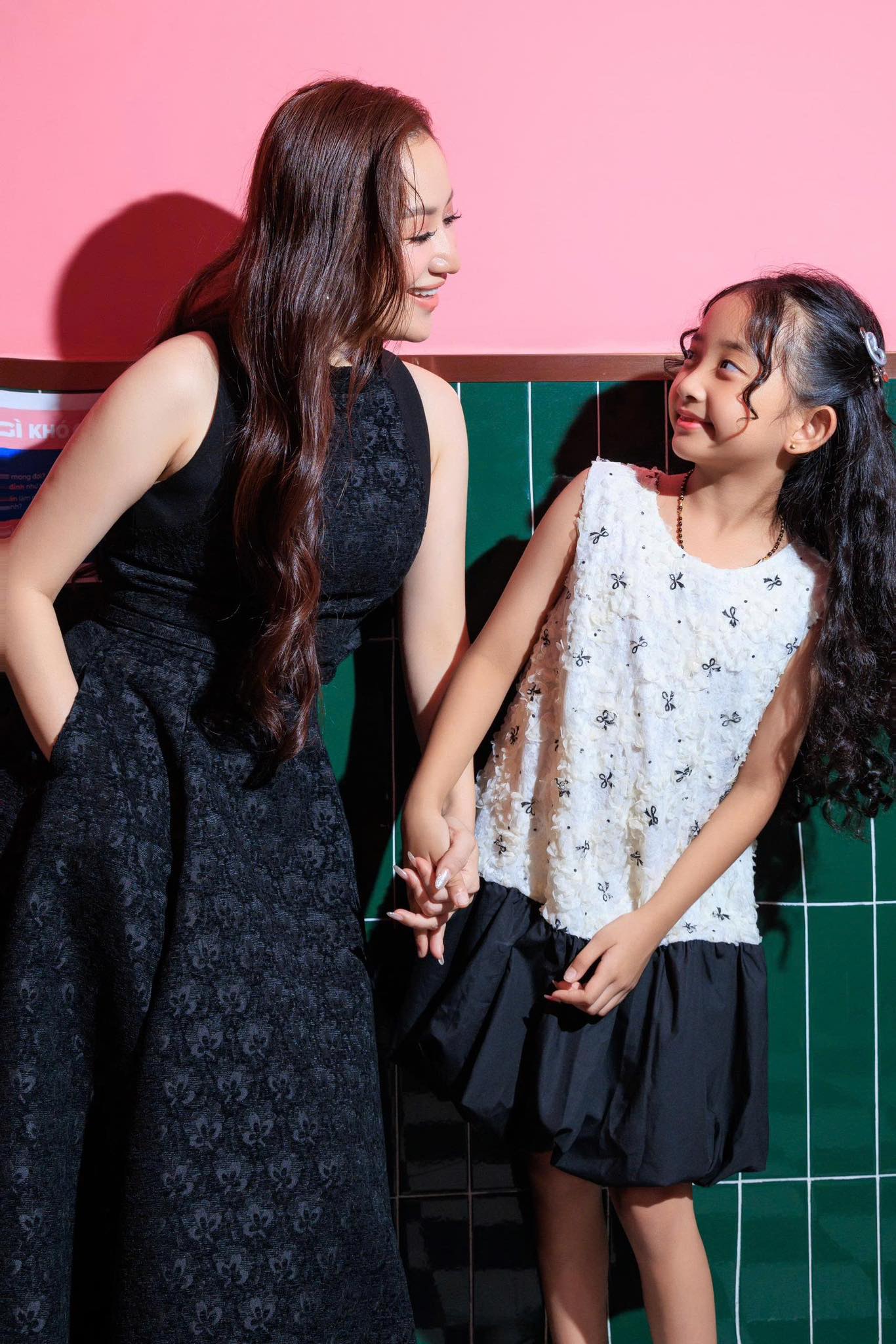 Lisa v&agrave; Anna nh&agrave; Kh&aacute;nh Thi - Phan Hiển: Đẳng cấp visual mẹ v&agrave; b&eacute; năm 2026 - Ảnh 5.