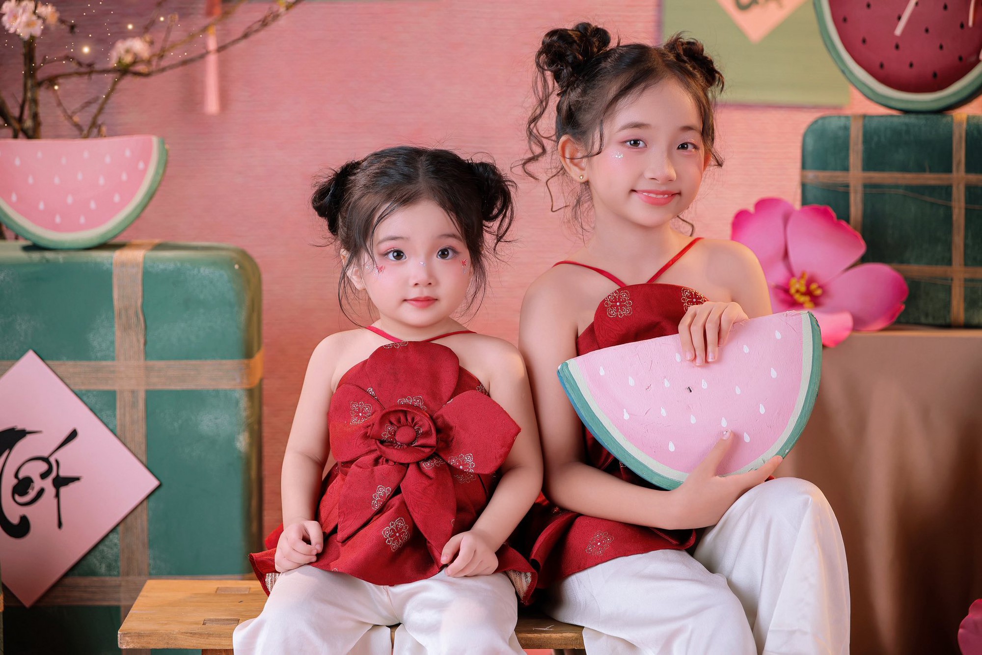 Lisa v&agrave; Anna nh&agrave; Kh&aacute;nh Thi - Phan Hiển: Đẳng cấp visual mẹ v&agrave; b&eacute; năm 2026 - Ảnh 2.