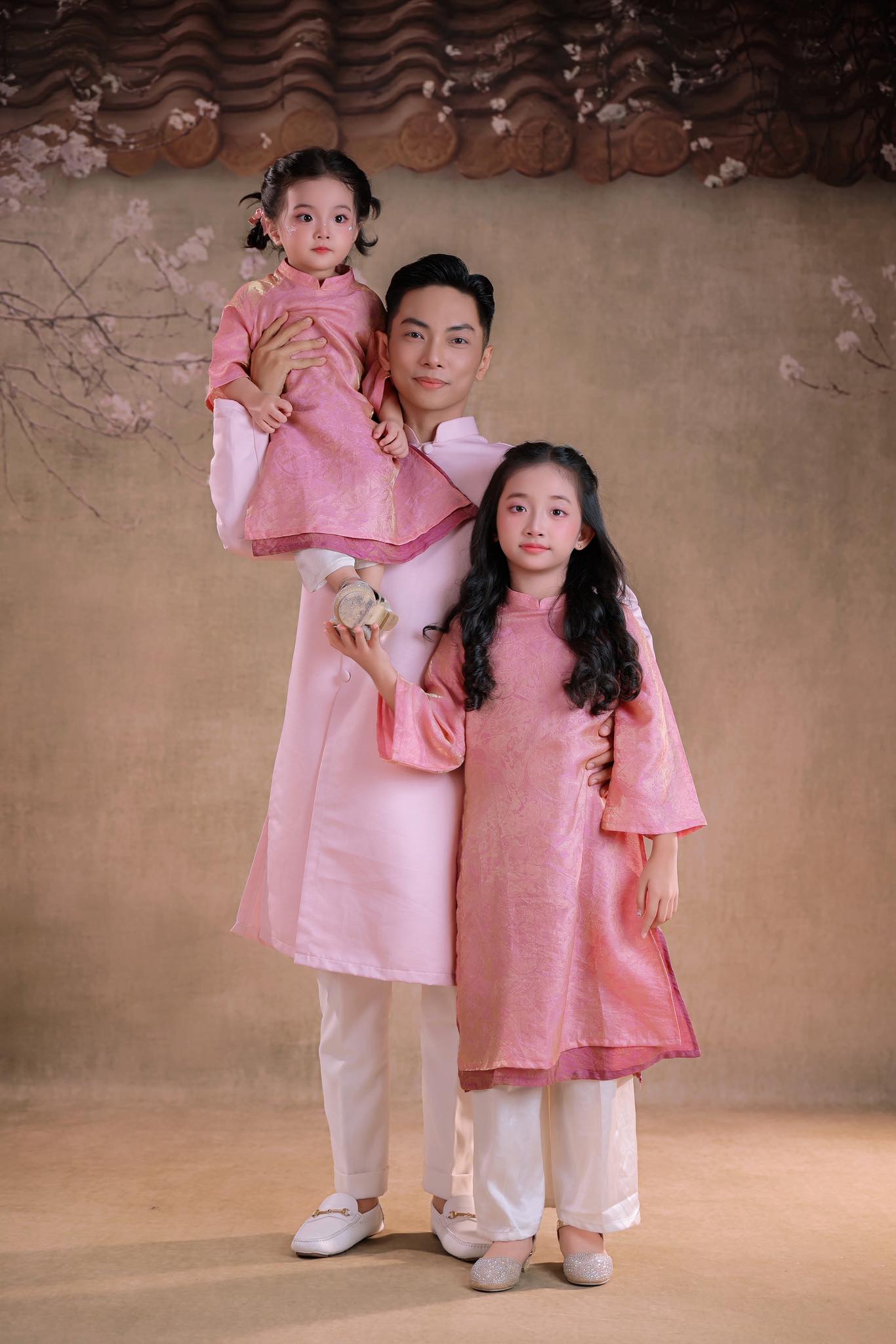 Lisa v&agrave; Anna nh&agrave; Kh&aacute;nh Thi - Phan Hiển: Đẳng cấp visual mẹ v&agrave; b&eacute; năm 2026 - Ảnh 6.