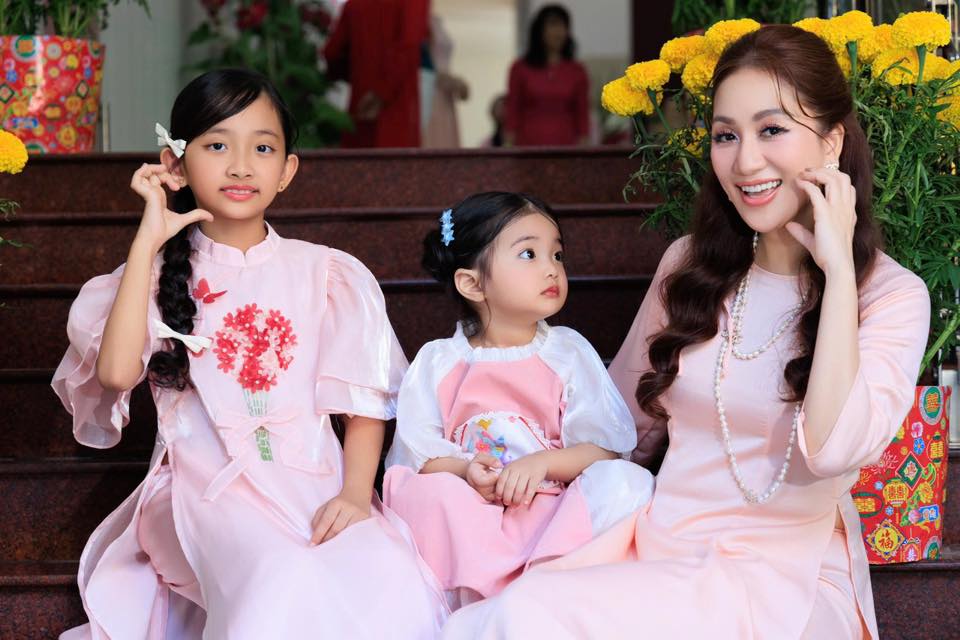 Lisa v&agrave; Anna nh&agrave; Kh&aacute;nh Thi - Phan Hiển: Đẳng cấp visual mẹ v&agrave; b&eacute; năm 2026 - Ảnh 3.