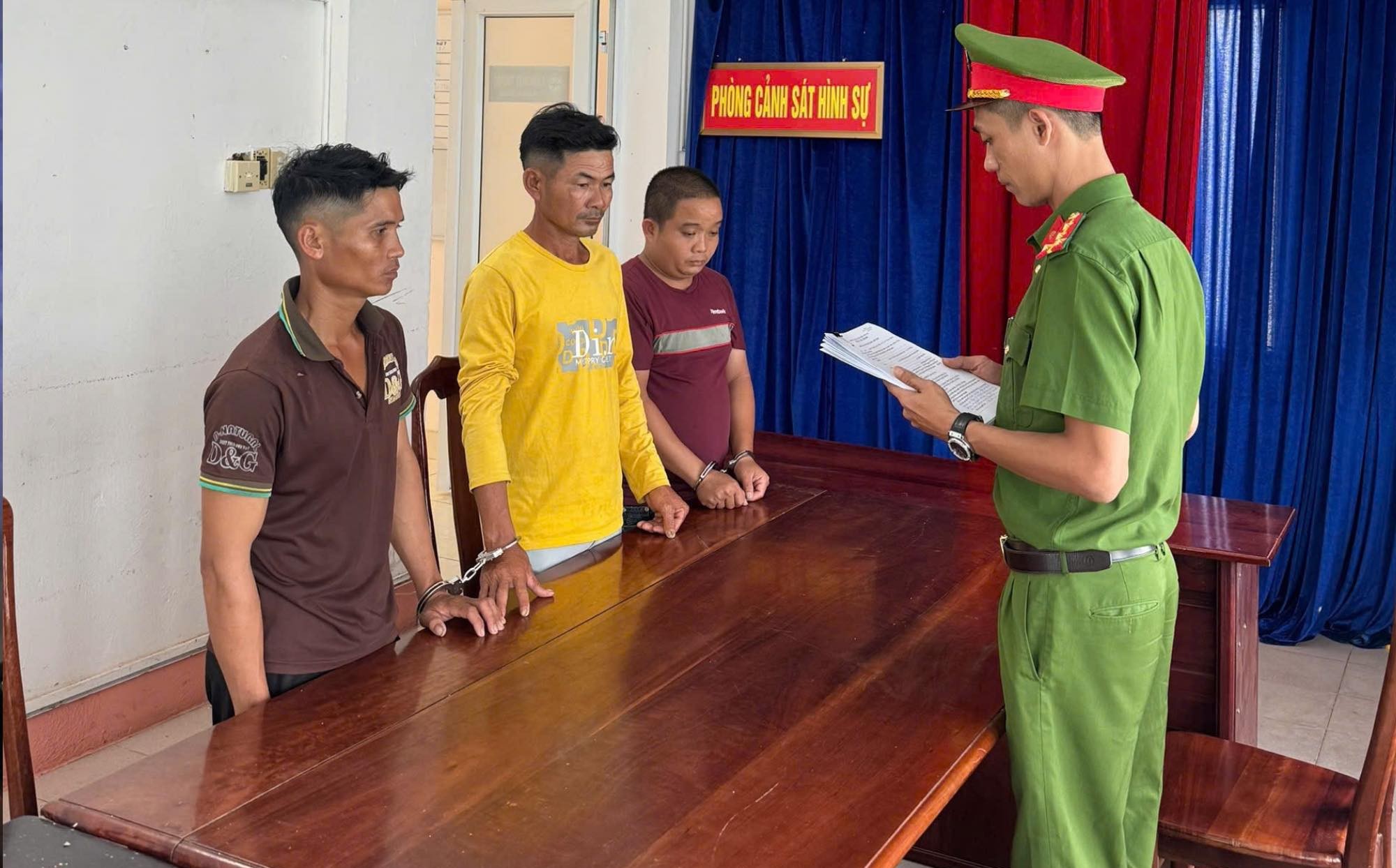 Đ&agrave; Nẵng: Người bị đ&aacute;nh l&uacute;n sọ v&igrave; b&oacute;p c&ograve;i xua đ&agrave;n tr&acirc;u - Ảnh 1.