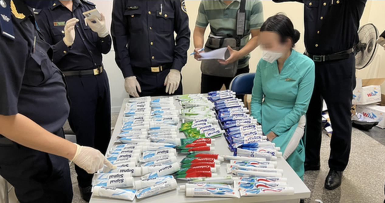 Ai đ&atilde; bỏ ma t&uacute;y v&agrave;o vali cho tiếp vi&ecirc;n h&agrave;ng kh&ocirc;ng Vietnam Airlines x&aacute;ch về Việt Nam? - Ảnh 1.