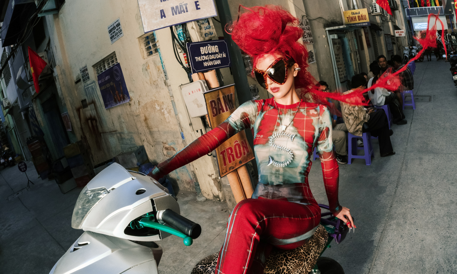 Quỳnh Anh Shyn v&agrave; những ph&aacute;t ng&ocirc;n mặn m&agrave; trong hậu trường sự kiện ra mắt ca sĩ 2026 - Ảnh 3.