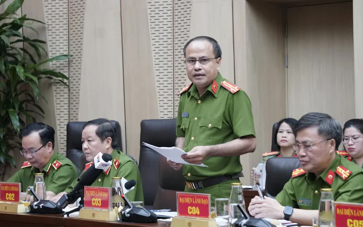 Thượng t&aacute; Hồ Văn H&ugrave;ng, Ph&oacute; cục trưởng C03 th&ocirc;ng tin tại họp b&aacute;o.