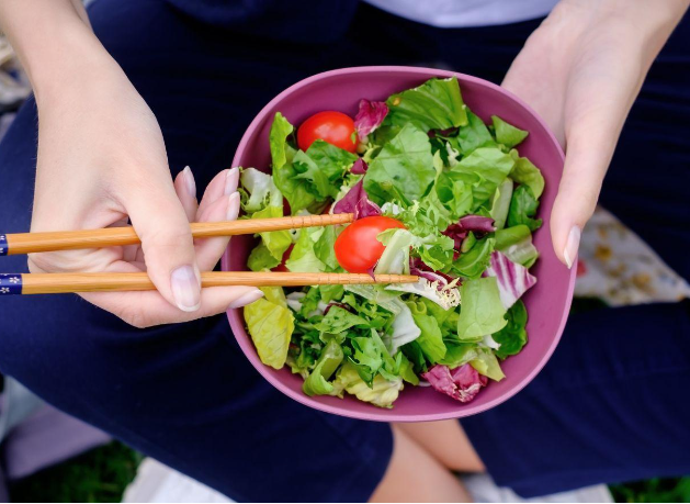 Cẩm nang hạ nhiệt to&agrave;n diện gi&uacute;p d&acirc;n c&ocirc;ng sở sống s&oacute;t qua m&ugrave;a nắng n&oacute;ng gay gắt - Ảnh 1.