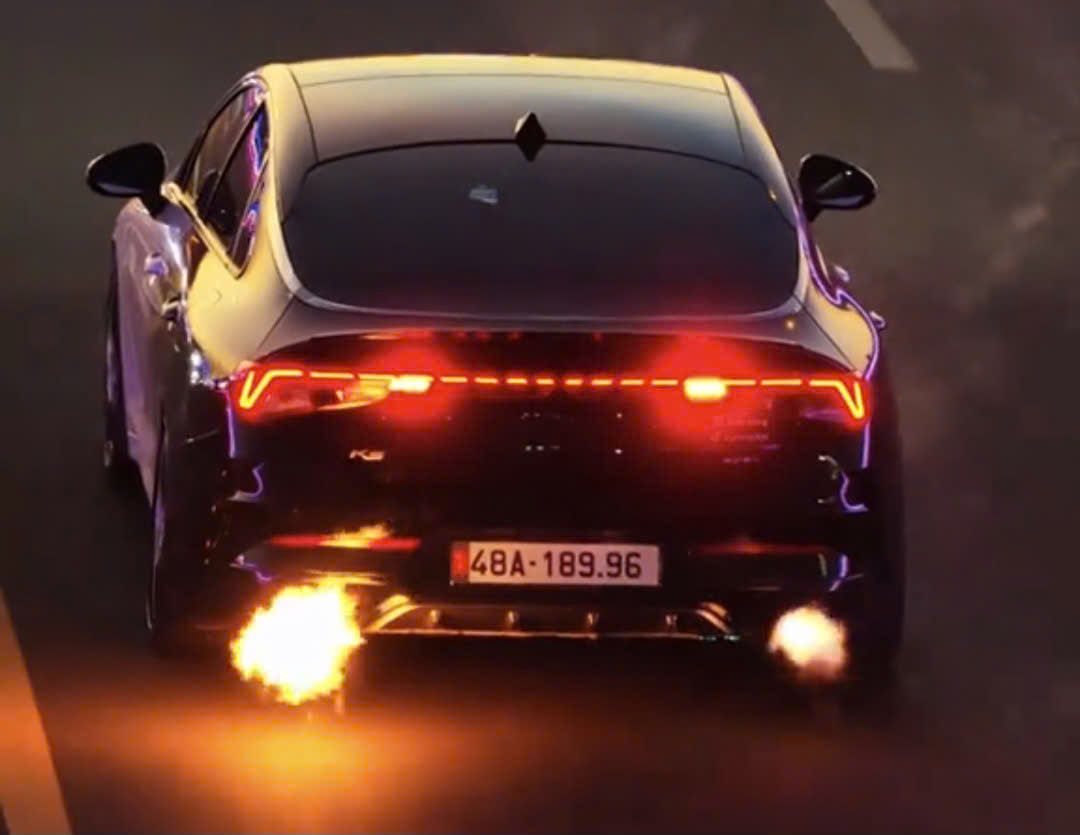 T&agrave;i xế xe con phun lửa tr&ecirc;n đường: 5 H&agrave;nh vi vi phạm nghi&ecirc;m trọng - Ảnh 2.