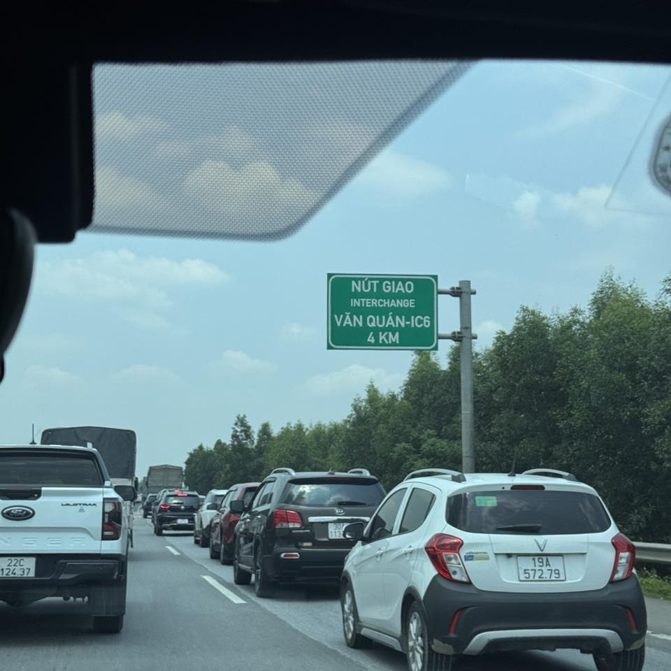 Cảnh tượng &ugrave;n tắc giao th&ocirc;ng tr&ecirc;n cao tốc s&aacute;ng 30 / 4 năm 2026 - Ảnh 4.