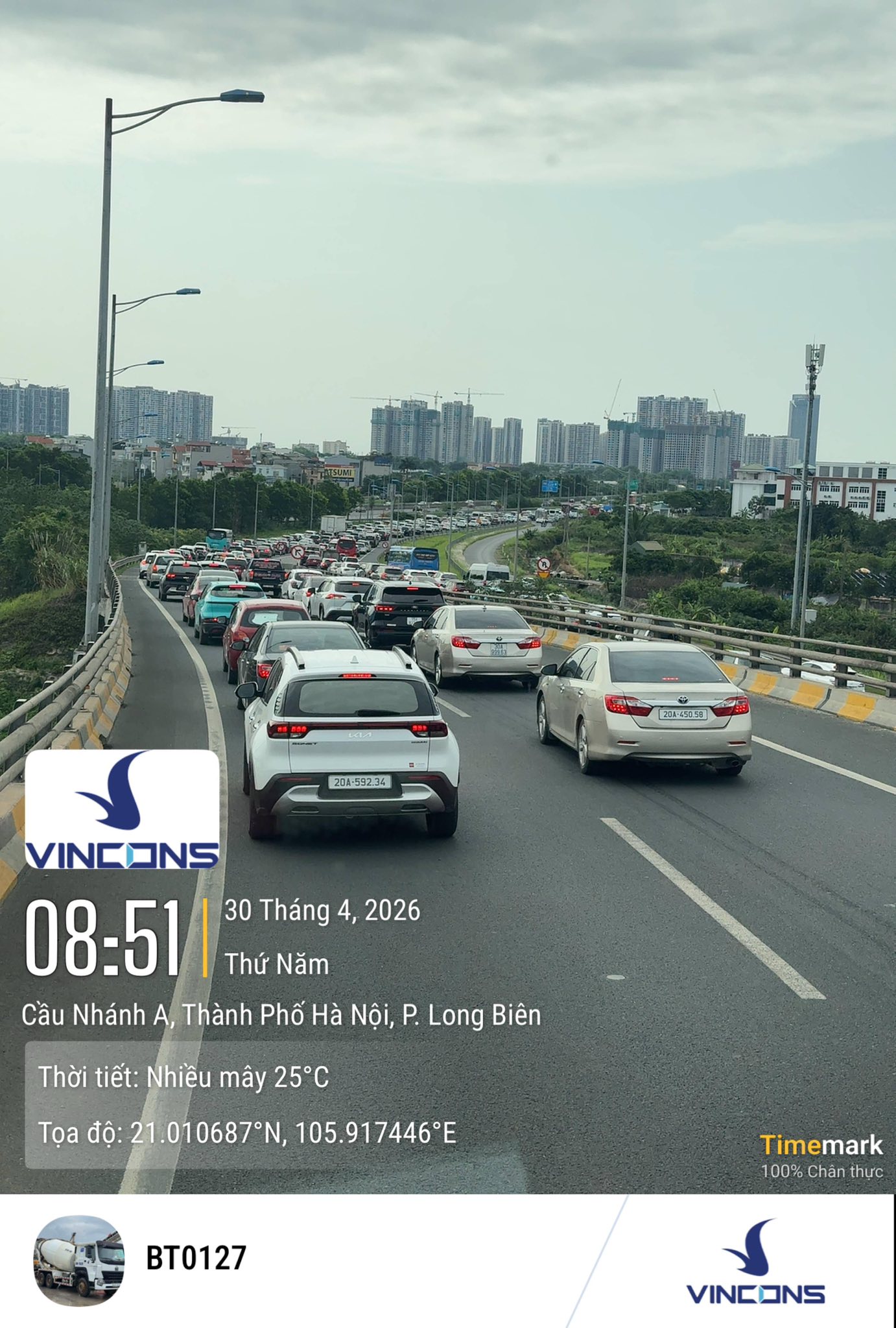 Cảnh tượng &ugrave;n tắc giao th&ocirc;ng tr&ecirc;n cao tốc s&aacute;ng 30 / 4 năm 2026 - Ảnh 2.