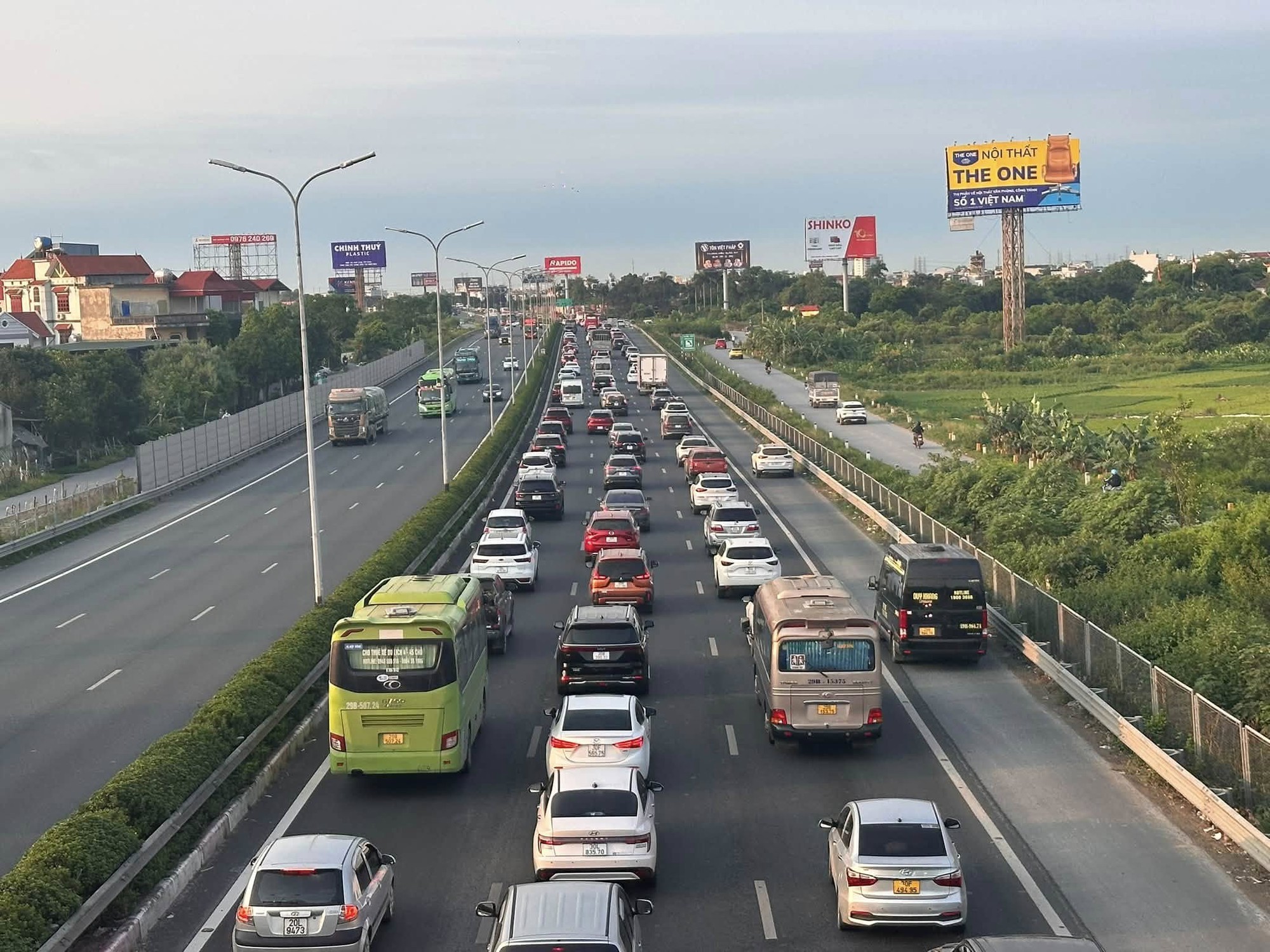 Cảnh tượng &ugrave;n tắc giao th&ocirc;ng tr&ecirc;n cao tốc s&aacute;ng 30 / 4 năm 2026 - Ảnh 5.