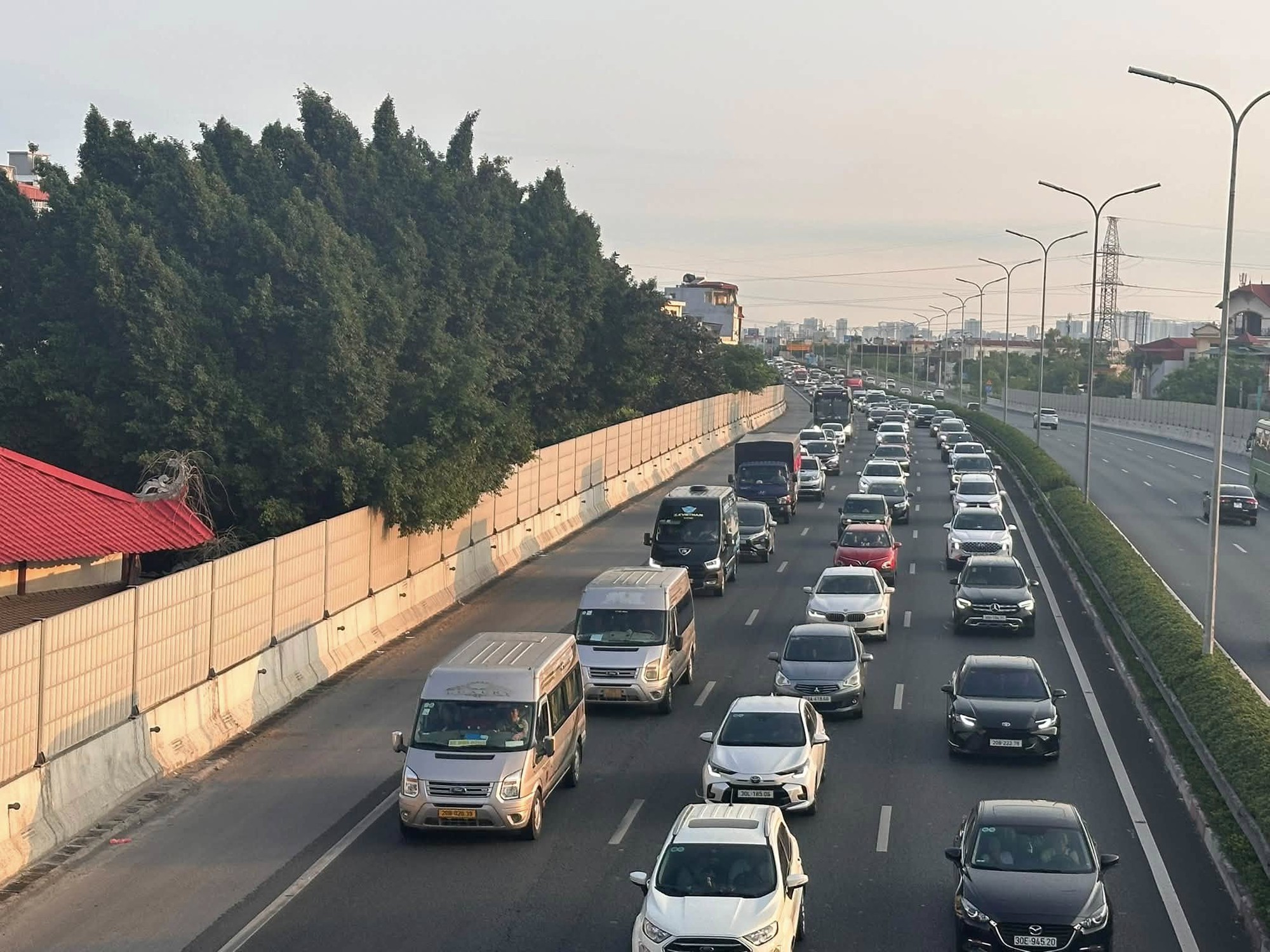 Cảnh tượng &ugrave;n tắc giao th&ocirc;ng tr&ecirc;n cao tốc s&aacute;ng 30 / 4 năm 2026 - Ảnh 6.