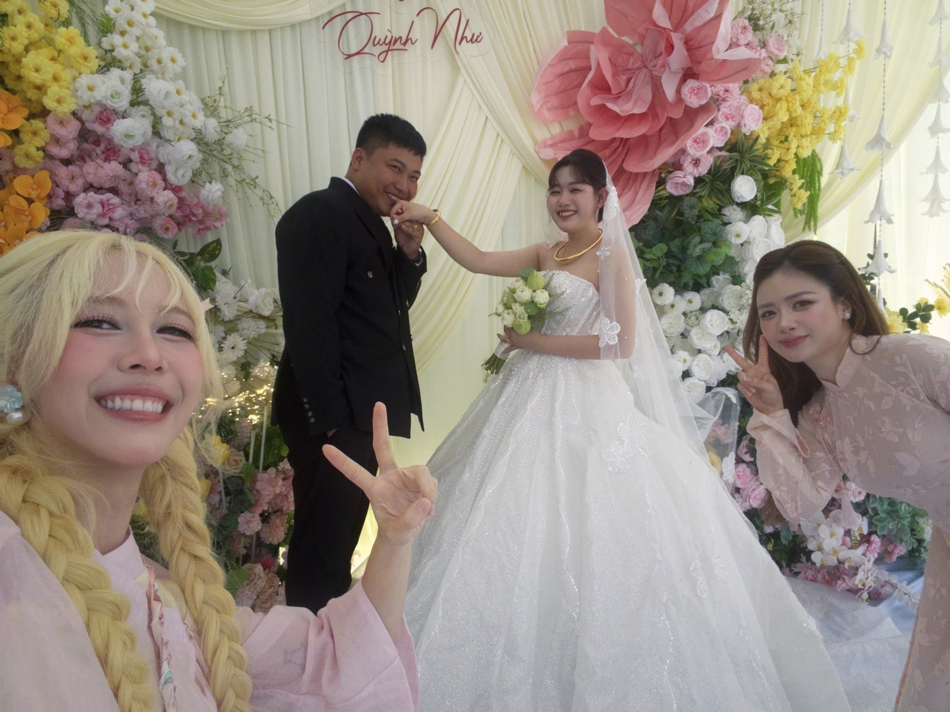 Đ&aacute;m cưới Mũi trưởng Long ở T&acirc;y Ninh: Visual c&ocirc; d&acirc;u v&agrave; sự xuất hiện độc lạ của Hậu Ho&agrave;ng - Ảnh 3.