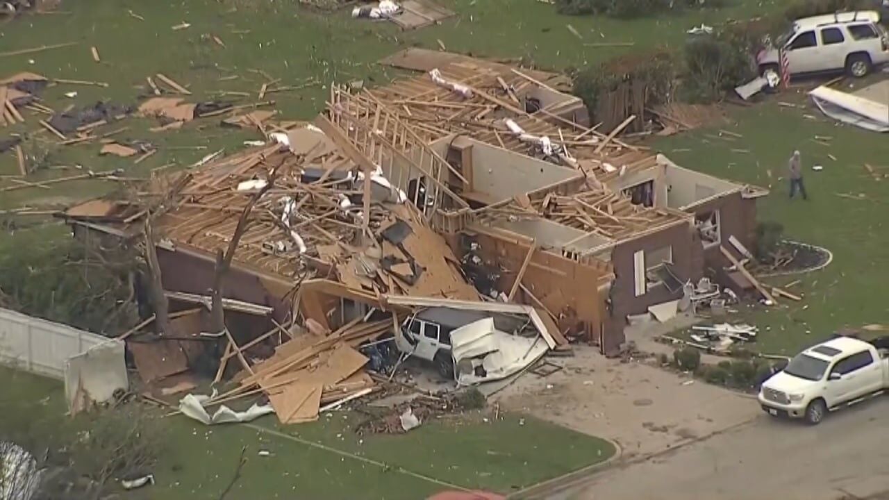 Lốc x&oacute;ay mạnh 233 km / h t&agrave;n ph&aacute; thị trấn Mineral Wells , Texas Năm 2026 - Ảnh 2.