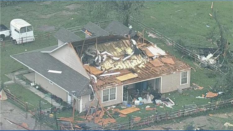 Lốc x&oacute;ay mạnh 233 km / h t&agrave;n ph&aacute; thị trấn Mineral Wells , Texas Năm 2026 - Ảnh 3.