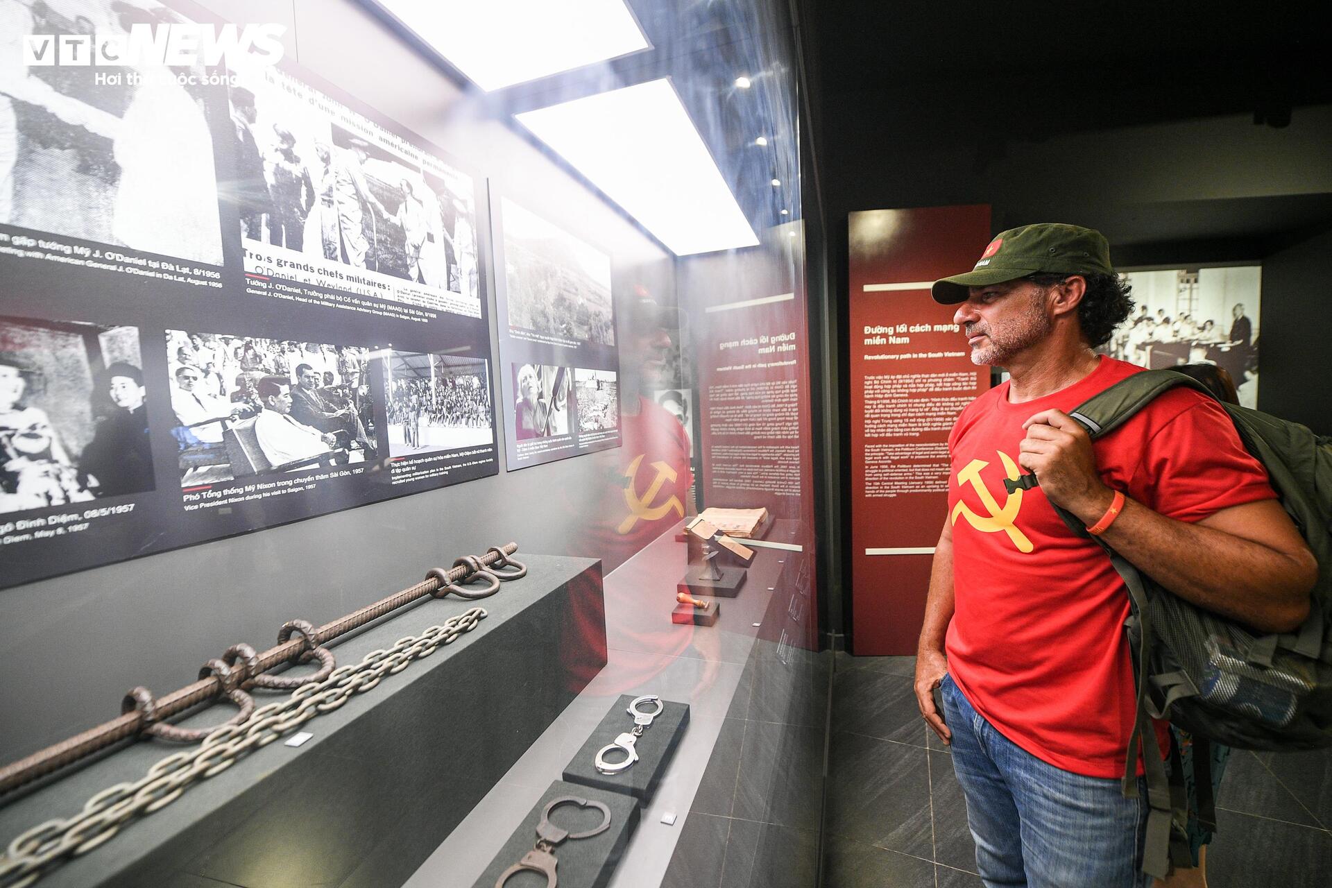 D&ograve;ng người nườm nượp đổ về Bảo t&agrave;ng Lịch sử Qu&acirc;n sự Việt Nam dịp lễ 30 / 4 - Ảnh 14.