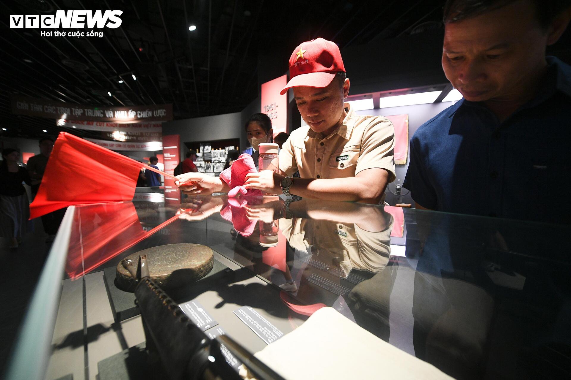 D&ograve;ng người nườm nượp đổ về Bảo t&agrave;ng Lịch sử Qu&acirc;n sự Việt Nam dịp lễ 30 / 4 - Ảnh 9.