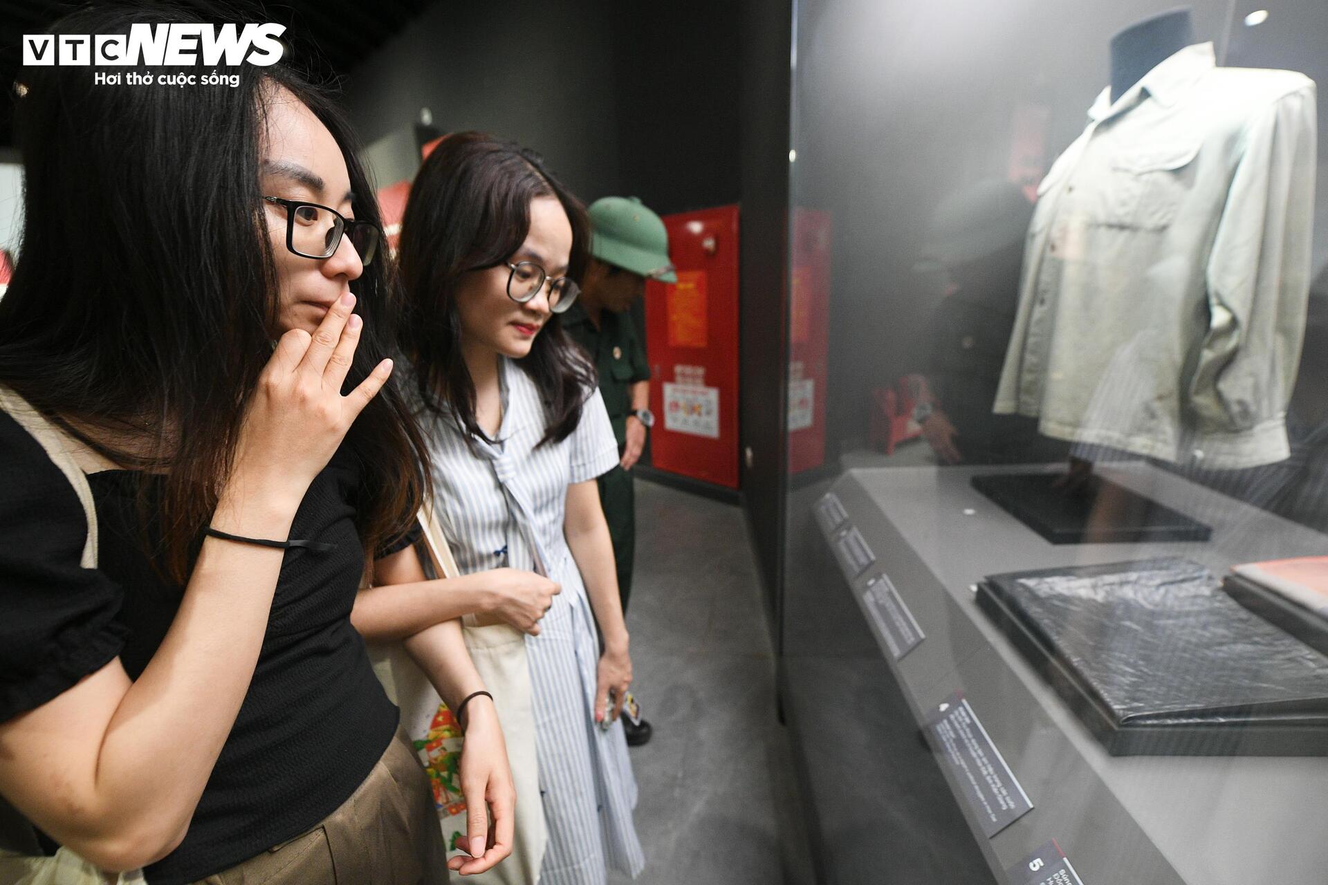 D&ograve;ng người nườm nượp đổ về Bảo t&agrave;ng Lịch sử Qu&acirc;n sự Việt Nam dịp lễ 30 / 4 - Ảnh 11.