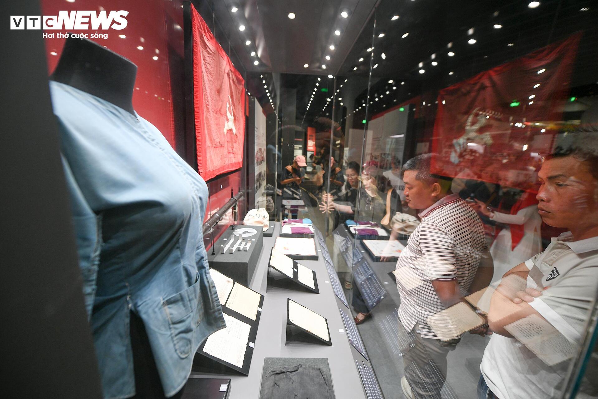 D&ograve;ng người nườm nượp đổ về Bảo t&agrave;ng Lịch sử Qu&acirc;n sự Việt Nam dịp lễ 30 / 4 - Ảnh 13.