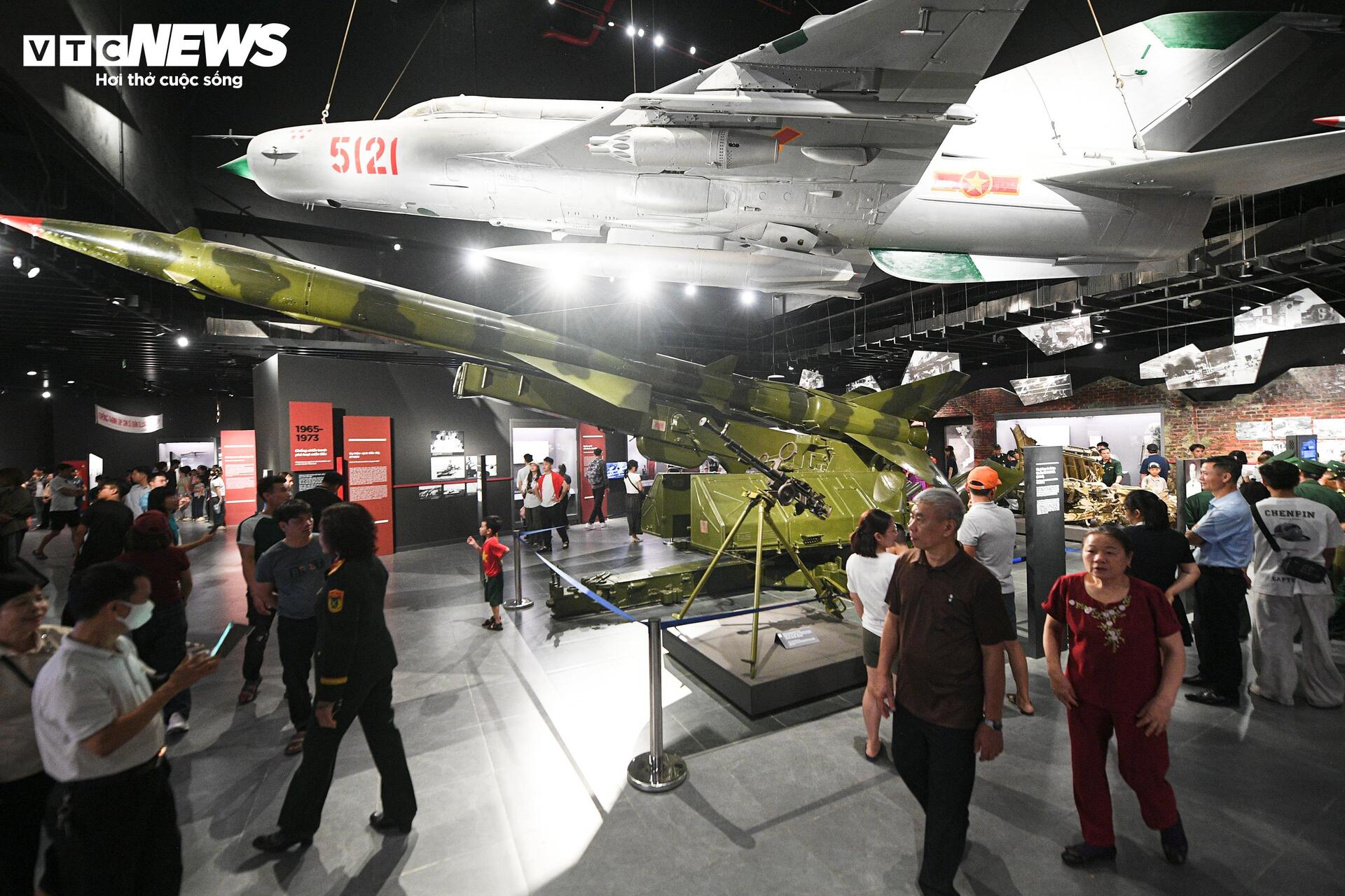 D&ograve;ng người nườm nượp đổ về Bảo t&agrave;ng Lịch sử Qu&acirc;n sự Việt Nam dịp lễ 30 / 4 - Ảnh 10.