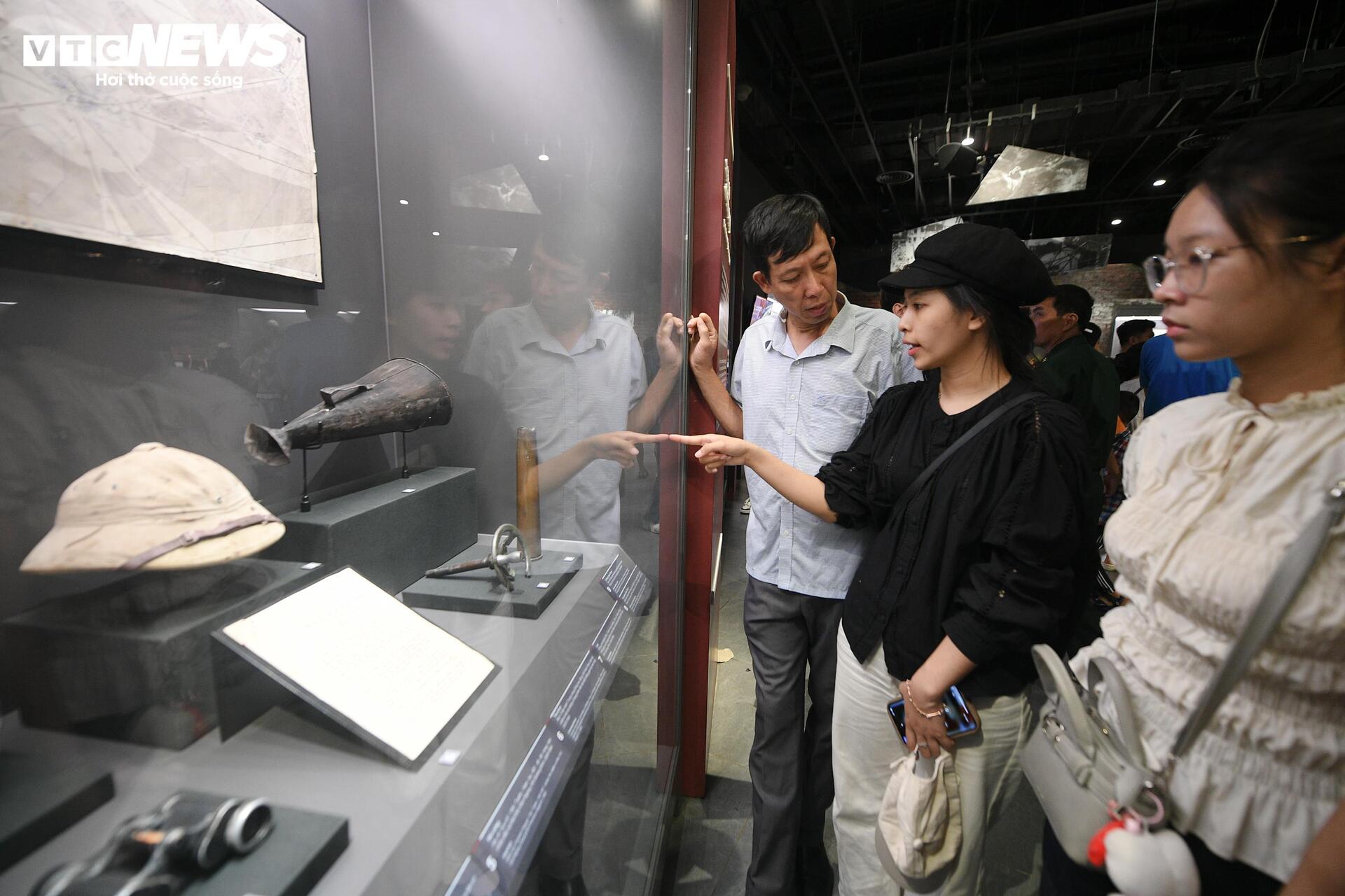 D&ograve;ng người nườm nượp đổ về Bảo t&agrave;ng Lịch sử Qu&acirc;n sự Việt Nam dịp lễ 30 / 4 - Ảnh 12.