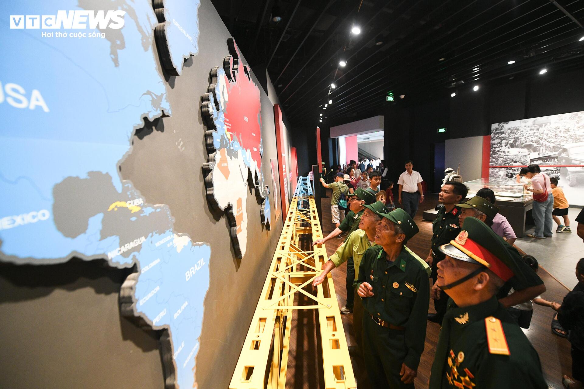 D&ograve;ng người nườm nượp đổ về Bảo t&agrave;ng Lịch sử Qu&acirc;n sự Việt Nam dịp lễ 30 / 4 - Ảnh 15.