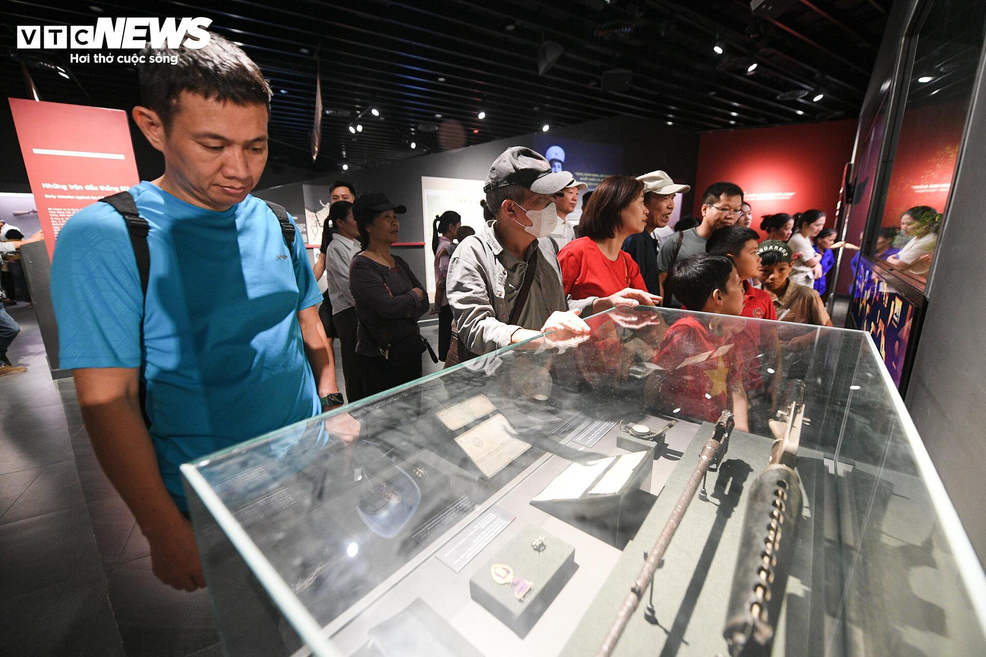 D&ograve;ng người nườm nượp đổ về Bảo t&agrave;ng Lịch sử Qu&acirc;n sự Việt Nam dịp lễ 30 / 4 - Ảnh 16.