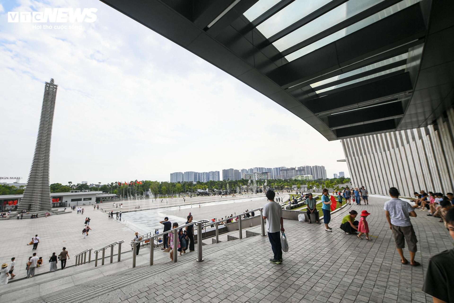 D&ograve;ng người nườm nượp đổ về Bảo t&agrave;ng Lịch sử Qu&acirc;n sự Việt Nam dịp lễ 30 / 4 - Ảnh 1.