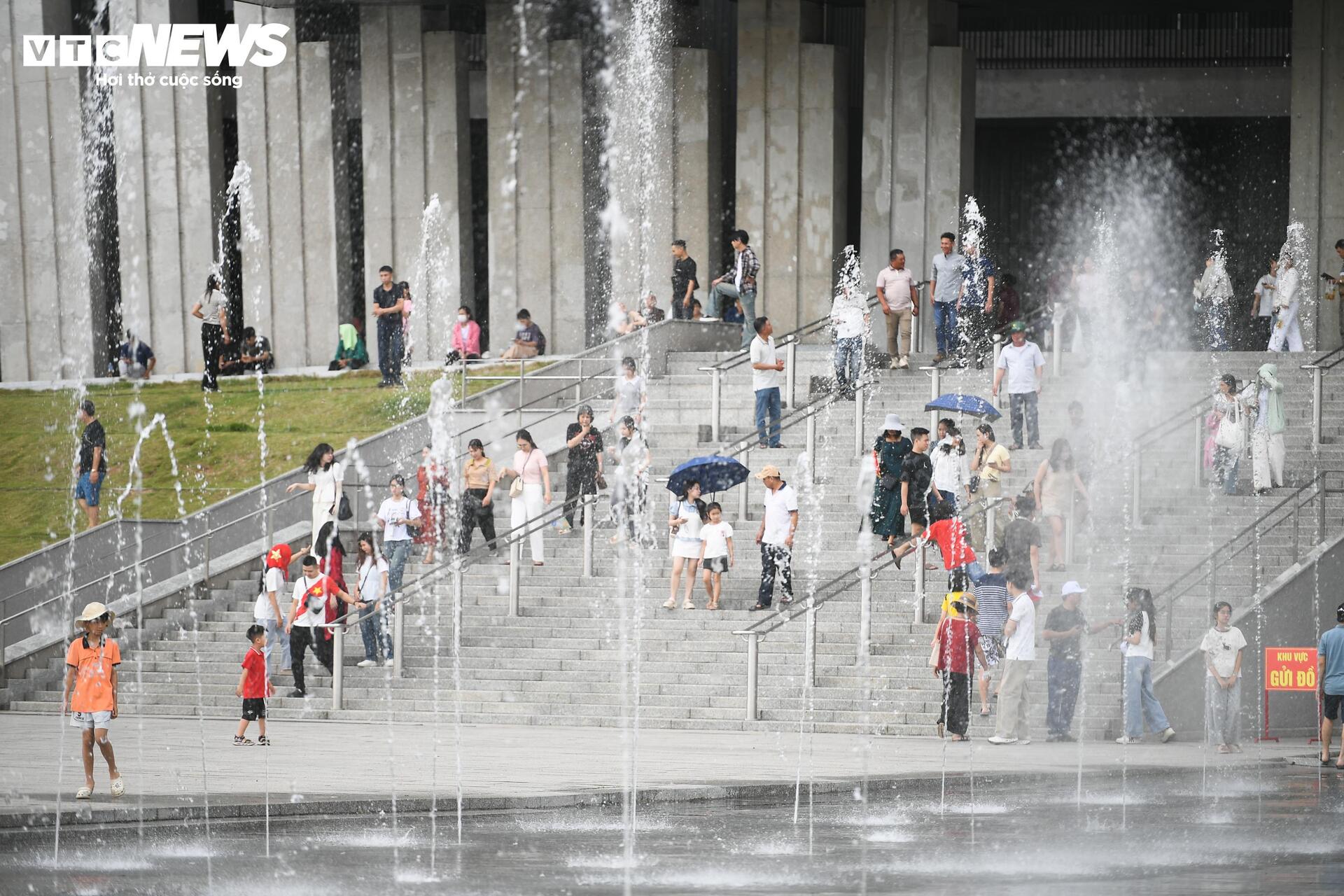 D&ograve;ng người nườm nượp đổ về Bảo t&agrave;ng Lịch sử Qu&acirc;n sự Việt Nam dịp lễ 30 / 4 - Ảnh 2.